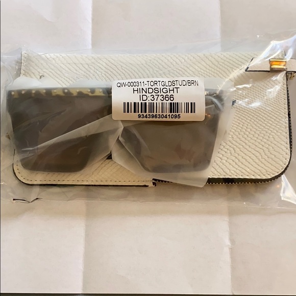 QUAY x JLO Hindsight Tort Gold Stud/Brn Sunnies - Picture 5 of 5